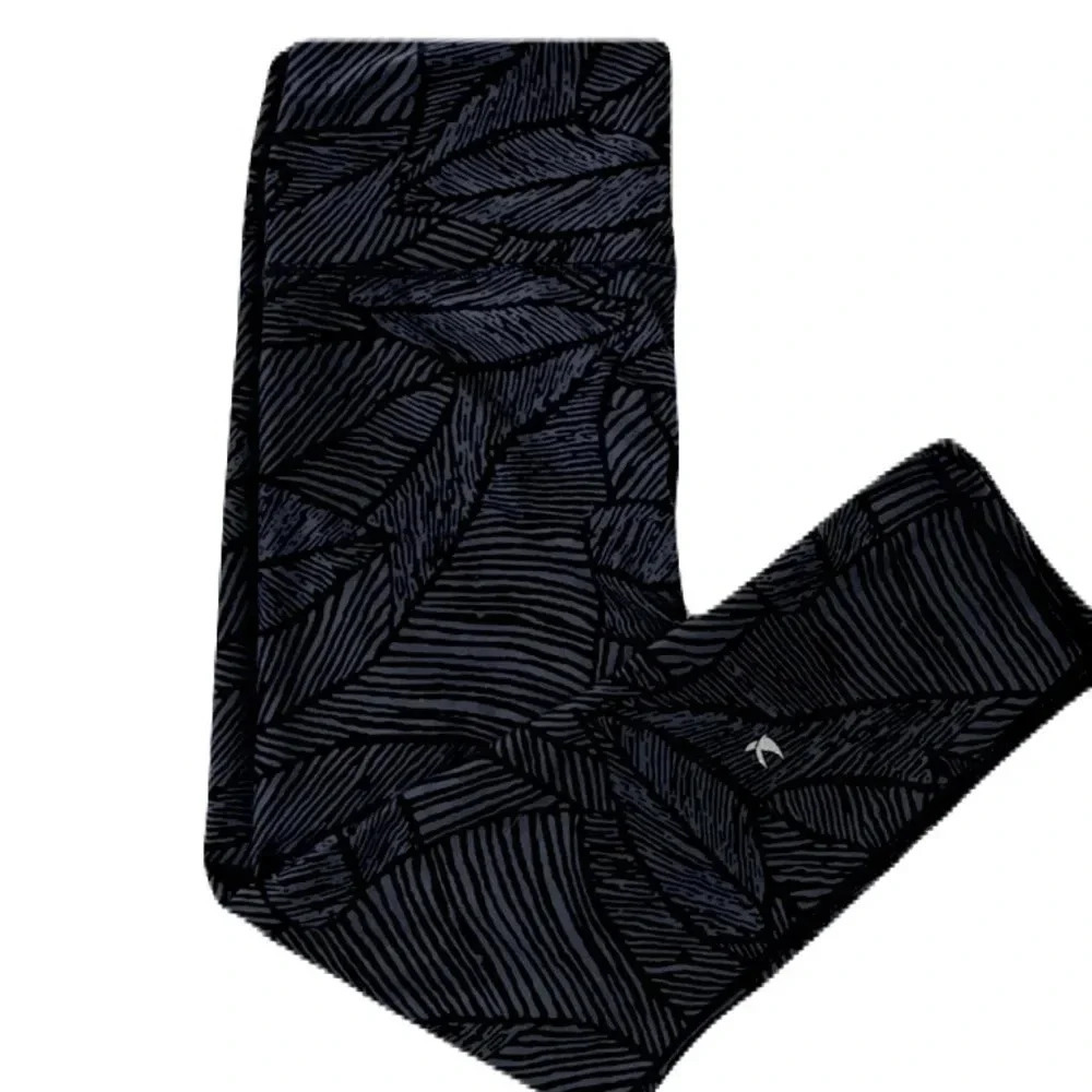 GLYDER/ Black & grey leaf patterned/Capri leggings/Size US M/L approximately